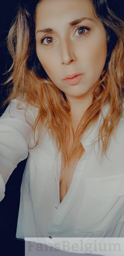 Cassie Redstarr @credstarr OnlyFans model foto in witte top