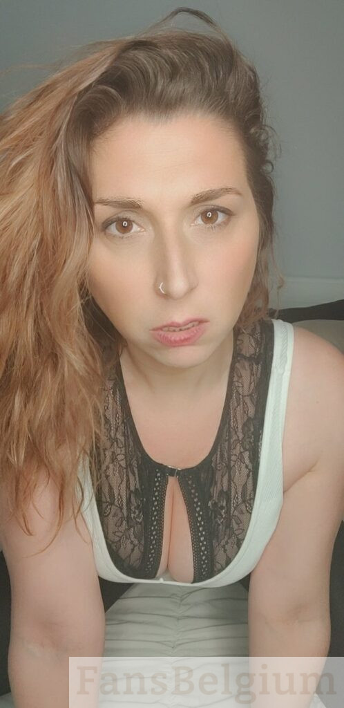 Cassie Redstarr @credstarr OnlyFans model foto in strakke top