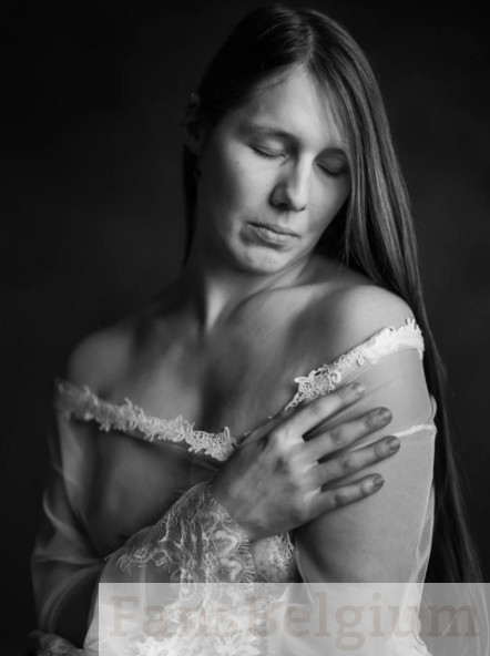 Elise Nauws @elise_nauws OnlyFans model foto met dunne doorschijnende kleding