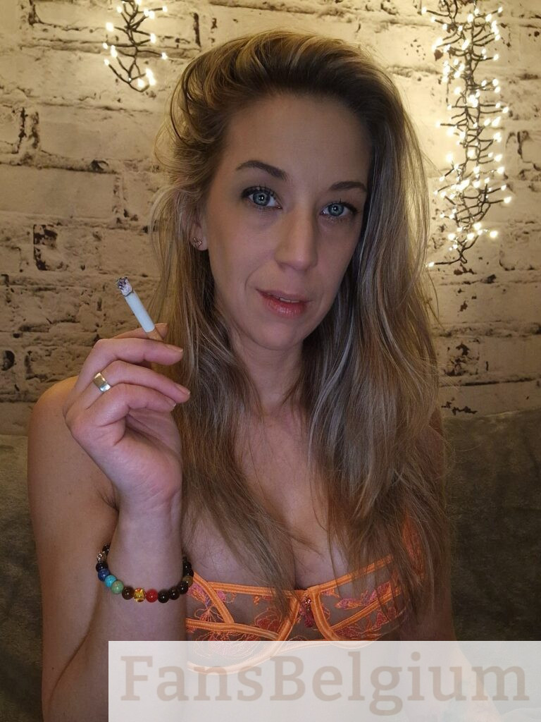 Sabrina Ck @sabrinack OnlyFans model foto met een sigaret in haar hand