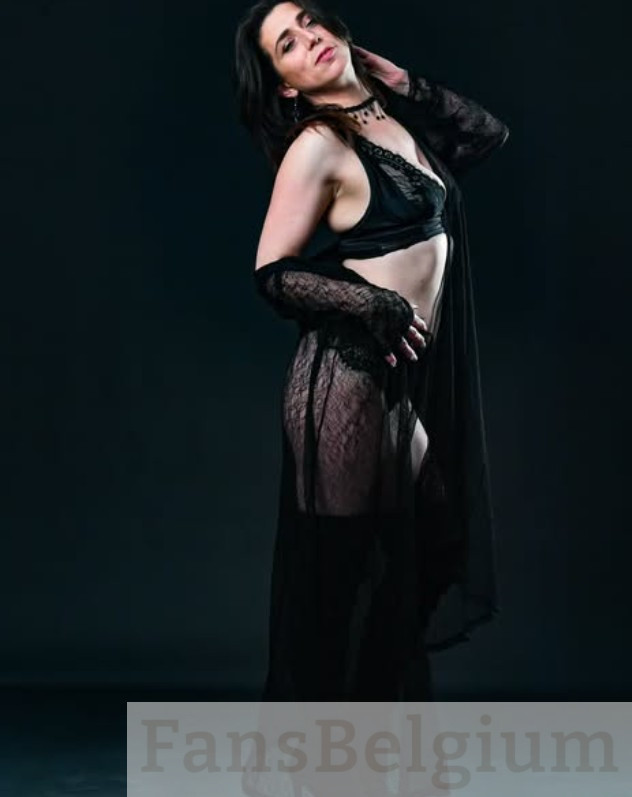 Cassie Redstarr @credstarr OnlyFans model foto in zwarte sexy lingerie