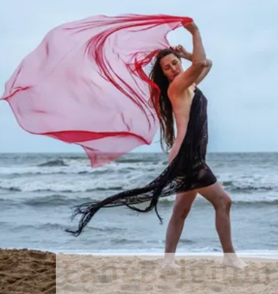 Elise Nauws @elise_nauws OnlyFans model foto op het strand haar lichaam bedekkend met een dun doekje