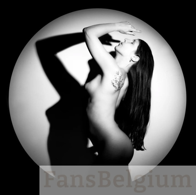 Elise Nauws @elise_nauws OnlyFans model foto staand naakt