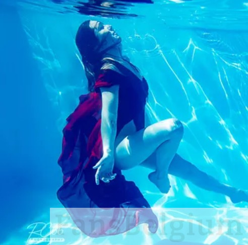 Elise Nauws @elise_nauws OnlyFans model foto aan het zwembad met een jurk aan