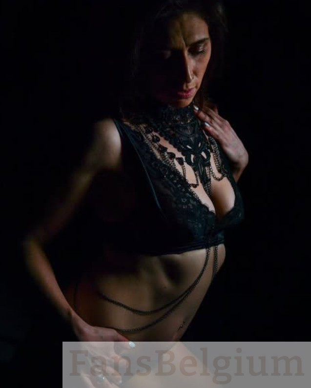 Cassie Redstarr @credstarr OnlyFans model foto in zwarte sexy lingerie