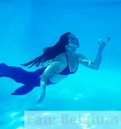 Elise Nauws @elise_nauws OnlyFans model foto aan het zwembad in zwarte bikini bh