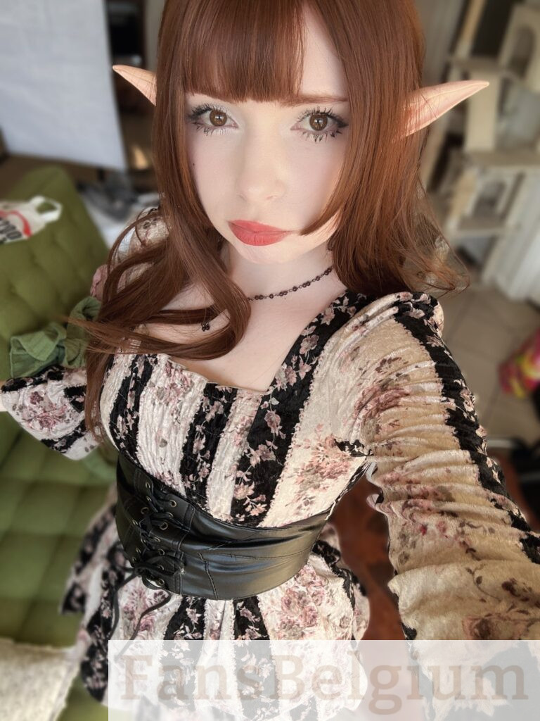 Elefire Grey @elefire_the_elf OnlyFans model foto met cosplay kostuum