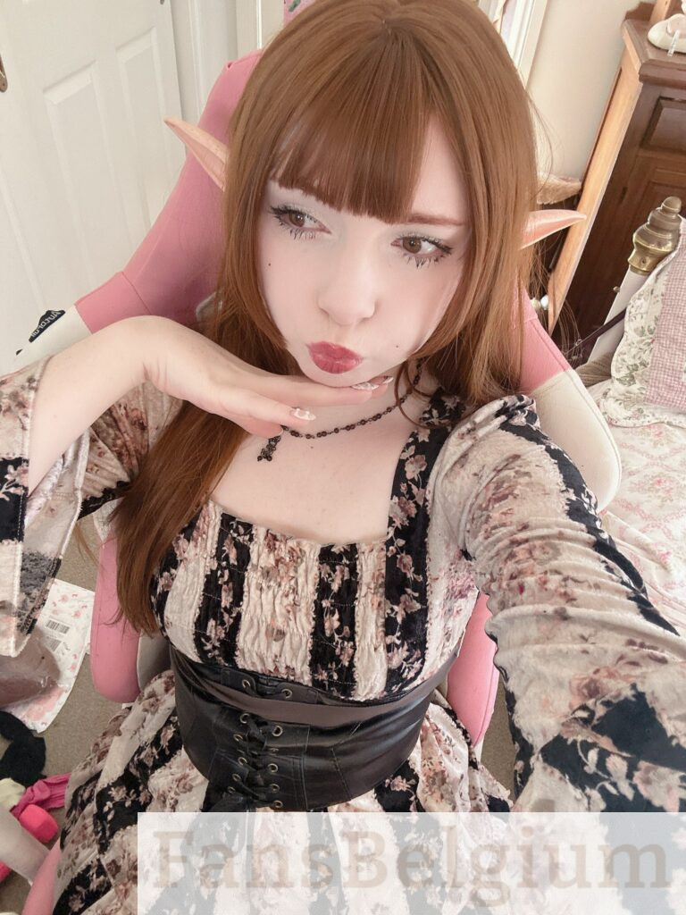 Elefire Grey @elefire_the_elf OnlyFans model foto met kostuum jurk