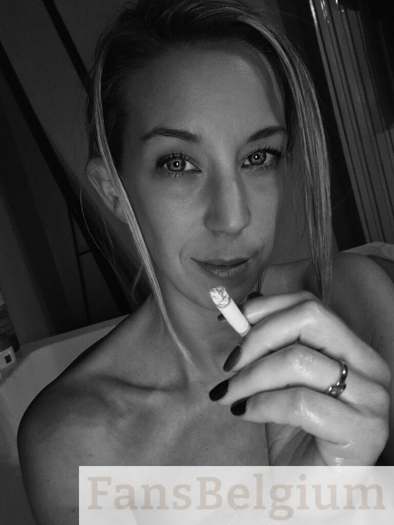 Sabrina Ck @sabrinack OnlyFans model foto terwijl ze een sigaret rookt
