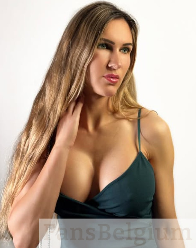 Tara Tombs @taratombs OnlyFans model foto waarbij haar decolleté zichtbaar is
