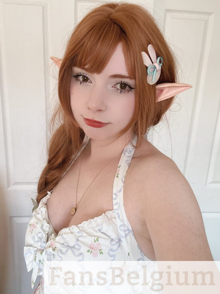 Elefire Grey @elefire_the_elf OnlyFans model foto met witte top