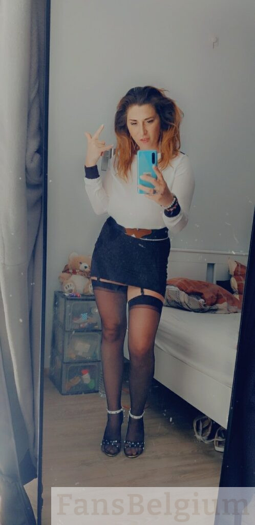 Cassie Redstarr @credstarr OnlyFans model foto in slaapkamer in witte top