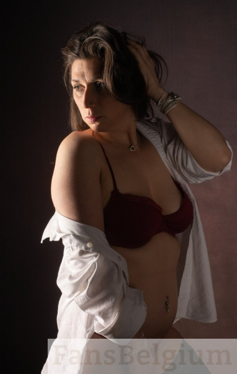 Cassie Redstarr @credstarr OnlyFans model foto in zwarte bh