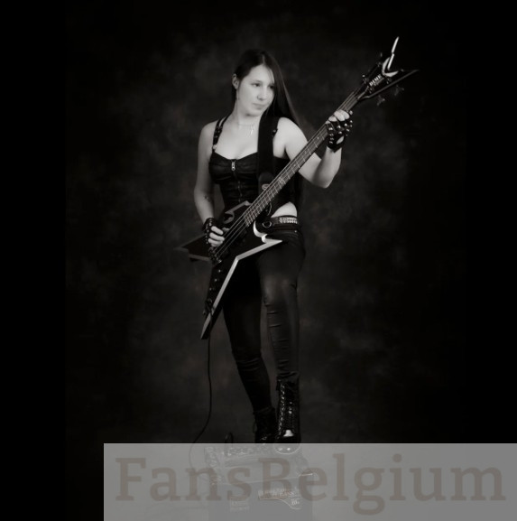Elise Nauws @elise_nauws OnlyFans model foto gitaar spelen