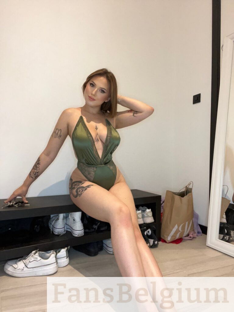 Mympho Manon Brugmans OnlyFans model foto zittend met eenstuk