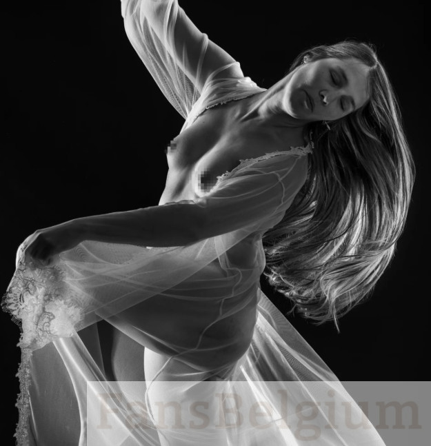 Elise Nauws @elise_nauws OnlyFans model foto toont haar borsten