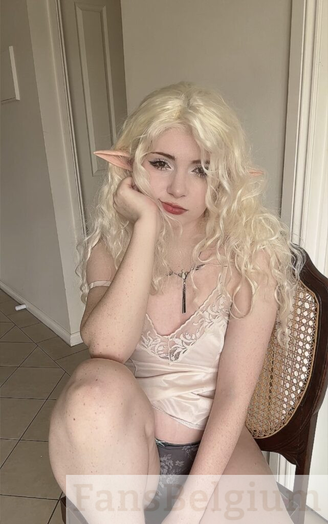 Elefire Grey @elefire_the_elf OnlyFans model foto op stoel met witte sexy top