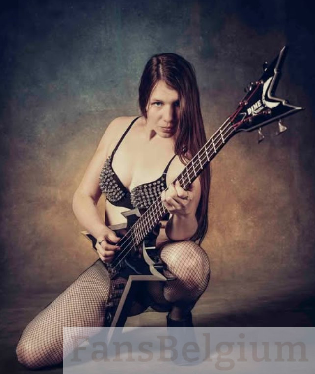 Elise Nauws @elise_nauws OnlyFans model foto met gitaar en zwarte lingerie