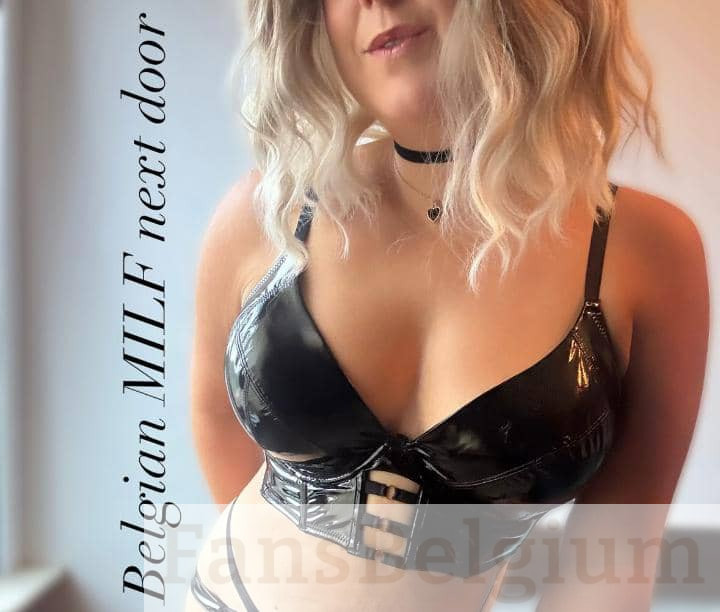 Lize Claes in latex bh