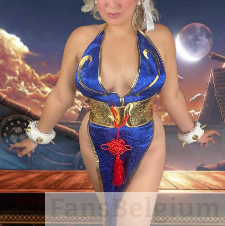 Lize Claes in een sexy kostuum