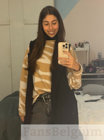 Selena Bloom neemt een spiegelselfie