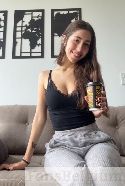 Selena Bloom neemt een kopje koffie
