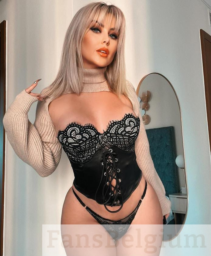 Nanoe Vaesen in een sexy lingerie