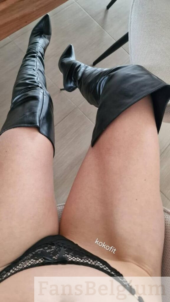 Khloe showt haar sexy dijen in laarzen